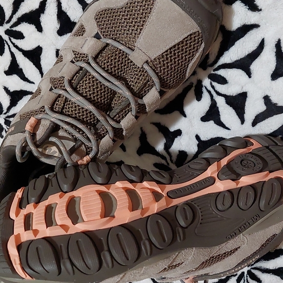 Sold out..Merrell ladies Alverstone hiking sneakers - Picture 10 of 10